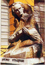 ストラディヴァリの像