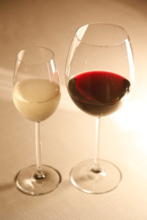 赤ワインと白ワインのグラス