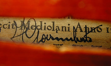 ラベル上に書かれた、Ferdinando Garimberti のサイン