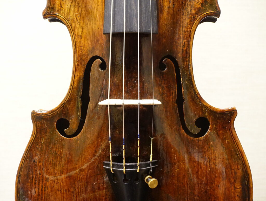 オールドヴァイオリンのf字孔